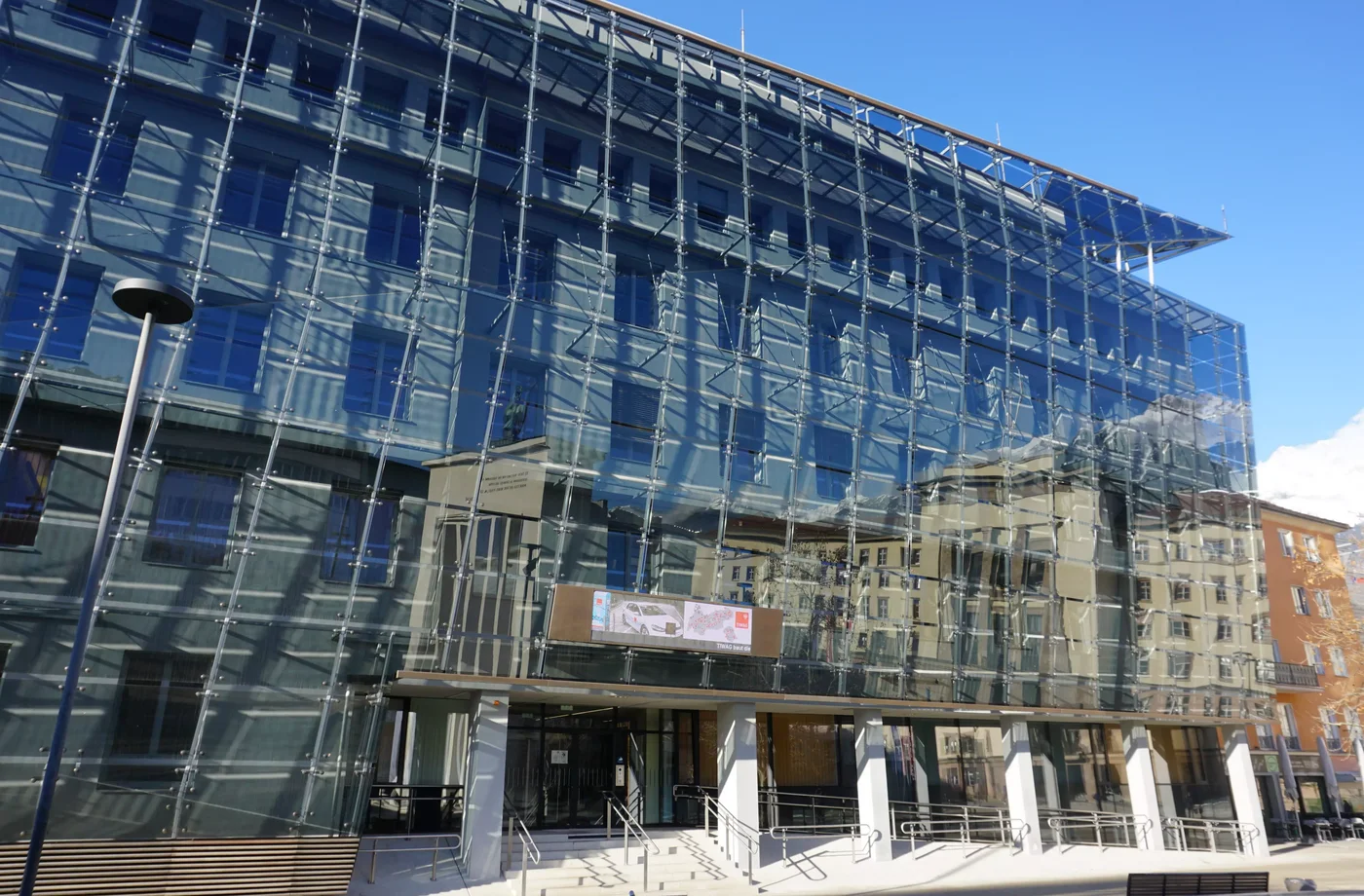 Vorderansicht vom Eingang in das Gebäude der Hauptverwaltung
