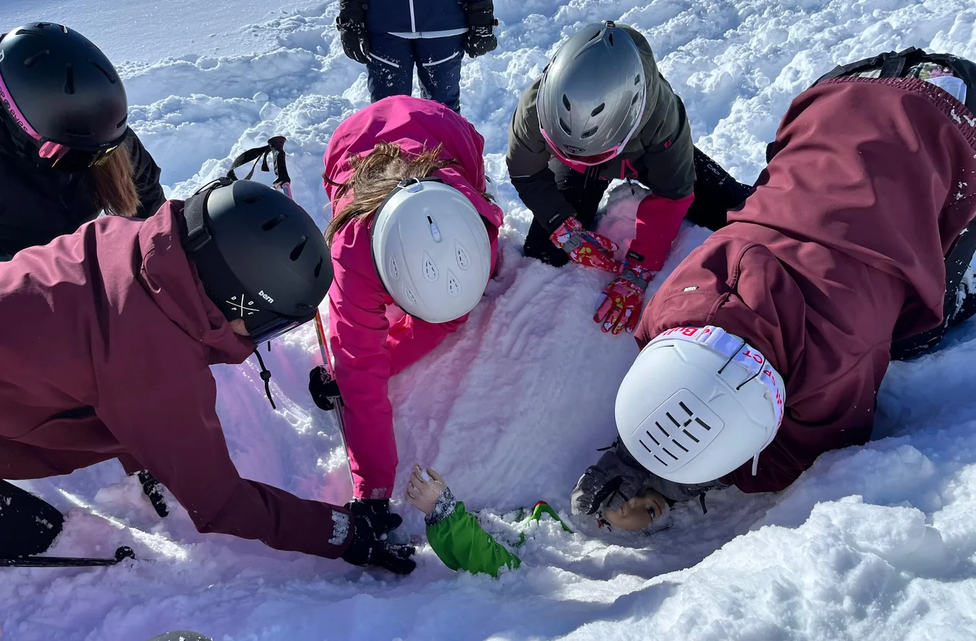 Die jungen TeilnehmerInnen des „3! Winter Life Camp“ in Osttirol beim Training im Gelände.