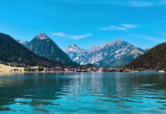 Achensee mit Berge im Hintergrund
